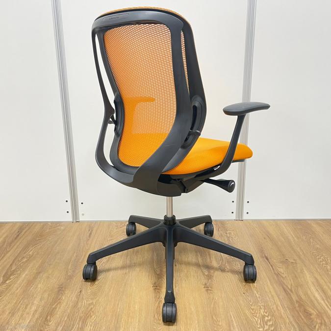 at　オカムラ　シルフィーチェア　ローバック　固定肘　前傾機能　メッシュ　中古品 中古】オカムラ シルフィー ローバック 固定肘 バックカーブ
