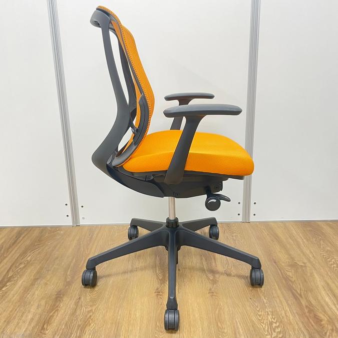 at　オカムラ　シルフィーチェア　ローバック　固定肘　前傾機能　メッシュ　中古品 中古】オカムラ シルフィー ローバック 固定肘 バックカーブ
