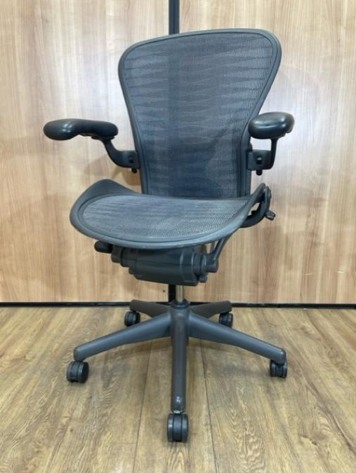 ◇店長おすすめ◇【希少品！】The King of chair⇒アーロン(Aeron)チェアBタイプポスチャータイプ※可動肘掛け+前傾機能付き仕様※高機能◆ハーマンミラー（HermanMiller)製
                        アーロンチェア
                                    中古
            
