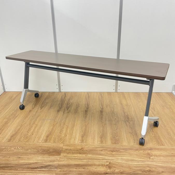 コクヨ製　ブラウンカラー　W1800サイズ　幕板なし　会議用、商談用のテーブルとしてオススメ　サイドスタックテーブル！！
                        その他シリーズ
                                    中古
            