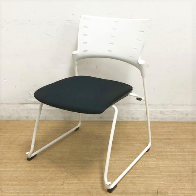 イトーキ(ITOKI)/マノスチェア(MANOSS)　スタッキングタイプ　ホワイト×ブラック
                        マノスチェア
                                    中古
            