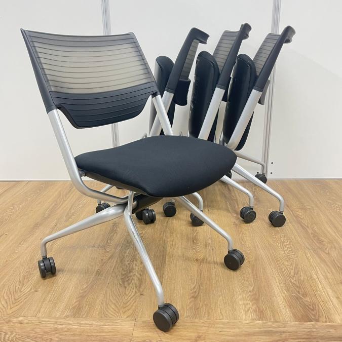 【4セット】イトーキ製　レクシブシリーズ　ブラックカラー　樹脂素材の背面だからお手入れが楽　ネスティングチェア！！
                        レクシブ
                                    中古
            