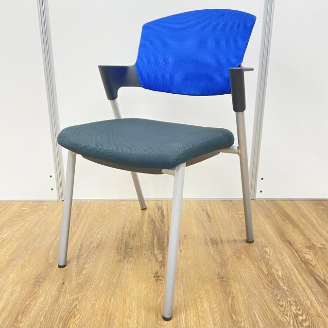 コクヨ製　プロッティシリーズ　人気のブルーカラー　スタッキングチェア！！
                        プロッティチェア
                                    中古
            