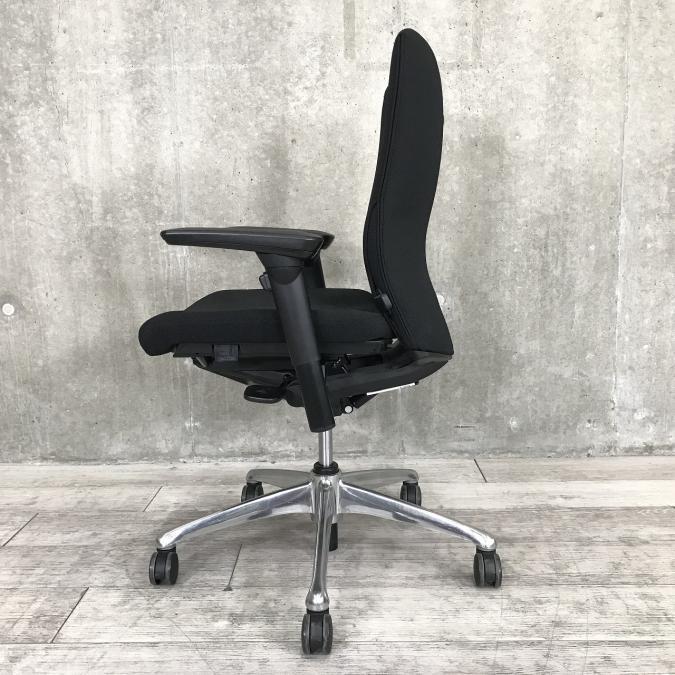 愛品倶楽部柏店】オカムラ OKAMURA 肘付きミドルバック オフィスチェア 