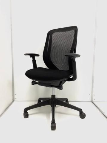 【当社でNO.1売上＆人気を誇るチェア！】オカムラ（okamura）シルフィチェア　■色：ブラック　メッシュ　可動肘　グッドデザイン賞　事務チェア　イス　中古