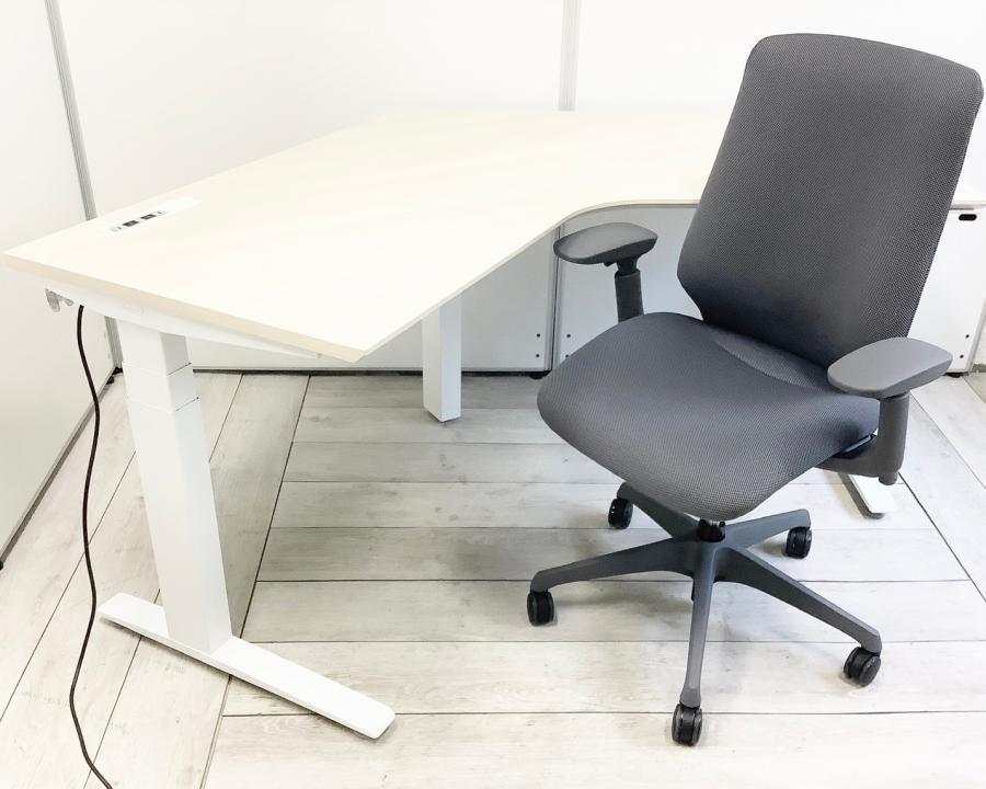 【セット商品（デスク＆チェア）】オカムラ製品×オカムラ製品の同メーカー品　◆Swift／スイフト 　＆　◆Spher／スフィア ※横浜本店撮影画像※
                        Swift
                                    中古
            