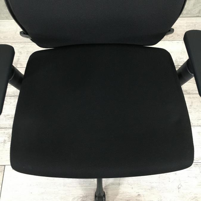オカムラ エスクード ハイバック クッションタイプ 可動肘 ブラック 2015年 中古】エスクード オカムラ/okamura 肘付ハイバックチェア