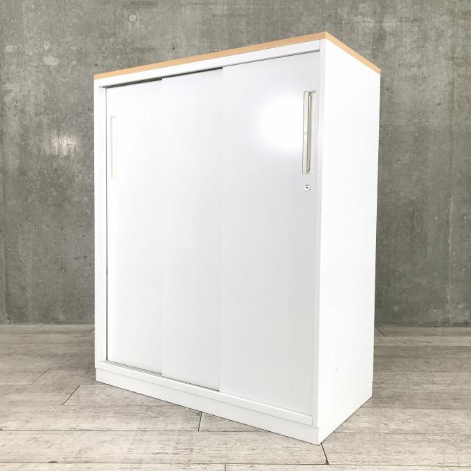 通路を邪魔することのない引き違いタイプの書庫となります！ホワイト仕様で開放感あるオフィスに！ナチュラルカラーの天板付き！
■内田洋行/HS/ホワイト　
                        HSシリーズ
                                    中古
            