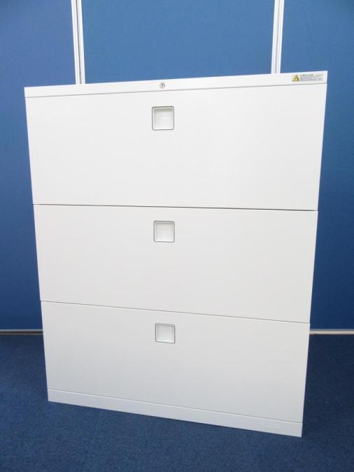 【大人気のホワイトキャビネット!!】■オカムラ　レクトラインシリーズ　3段ラテラル書庫　■上下左右の4方向から開けられるマルチハンドル搭載!!　A00887313
                        レクトライン
                                    中古
            