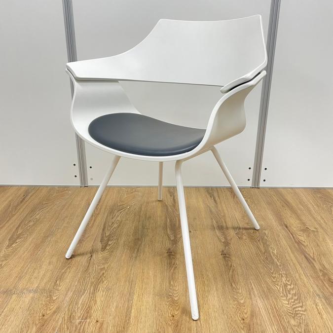 イトーキ製　DAシリーズ　ミーティングチェア！！
                        DAチェア
                                    中古
            