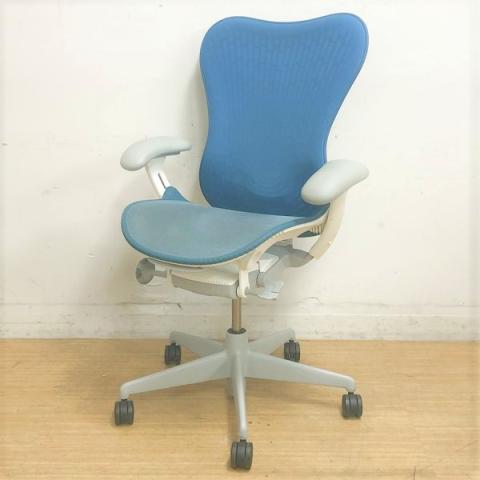 Herman Miller(ハーマンミラー)　Mirra 2 Chairs(ミラ2)　スリムで、軽く、機敏、まるで自分の影のようなチェア　デザイナー：Studio 7.5　カラー：ダークターコイズ