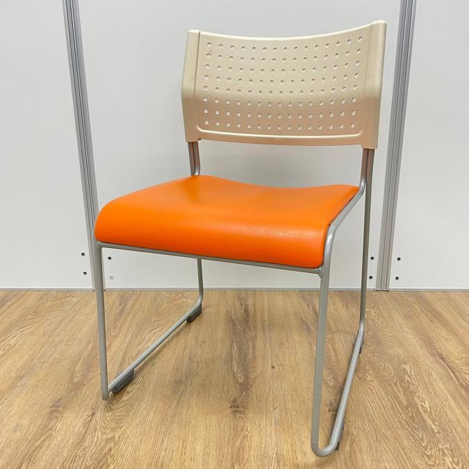 【在庫入替セール】アイリスチトセ製　オレンジカラー　汚れてもすぐ洗えるビニール生地　スタッキングチェア！！
                        その他シリーズ
                                    中古
            