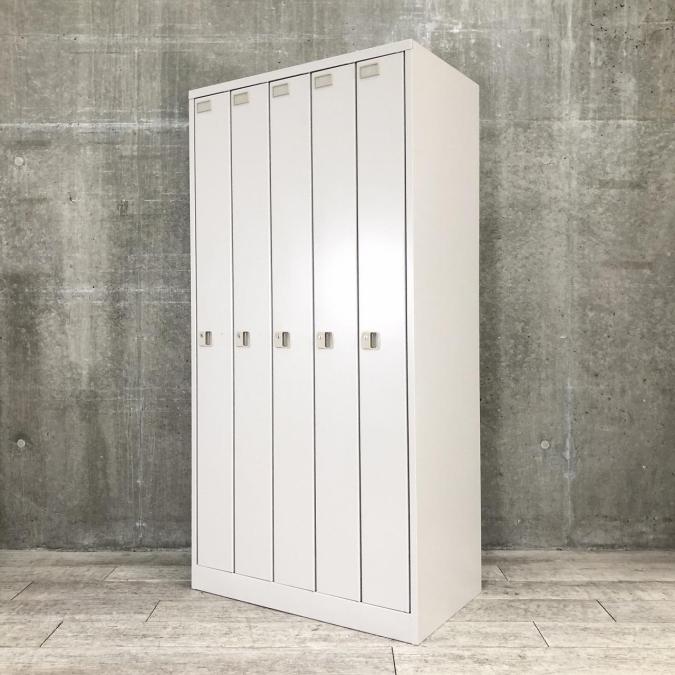 【珍しい5人用ロッカー】■省スペースで多人数分収納！貴重品やコートも収納可能　■ITOKI（イトーキ）製　L型シリーズ　5人用ロッカー　■色：ホワイトグレー　【弊社使用欄：A00912173】
                        その他シリーズ
                                    中古
            