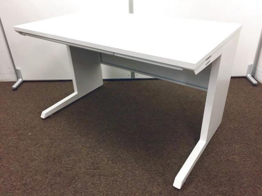 【18台ロット入荷！！】シンプルで使いやすい大人気商品！イトーキ　平机　ＣＺＲ　ホワイト　W1200　オフィス　収納　デスク　執務室　ワゴン　チェア　
                        CZRデスク
                                    中古
            