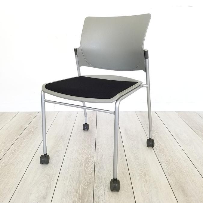 【3脚限定！！】トップメーカー製　スタッキングチェア！オカムラ　フォルマ　ブラック　キャスター付　会議　ミーティング　収納　
                        フォルマ
                                    中古
            