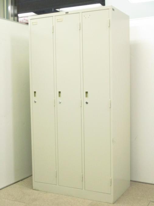 【持ち物管理の必需品!!】更衣用ロッカー!!衣類はもちろん、バッグ等の貴重品もしっかり収納!!【広々と使えてノンストレス!!】
■内田洋行/システム/3人用※使用感あり
                        システム
                                    中古
            