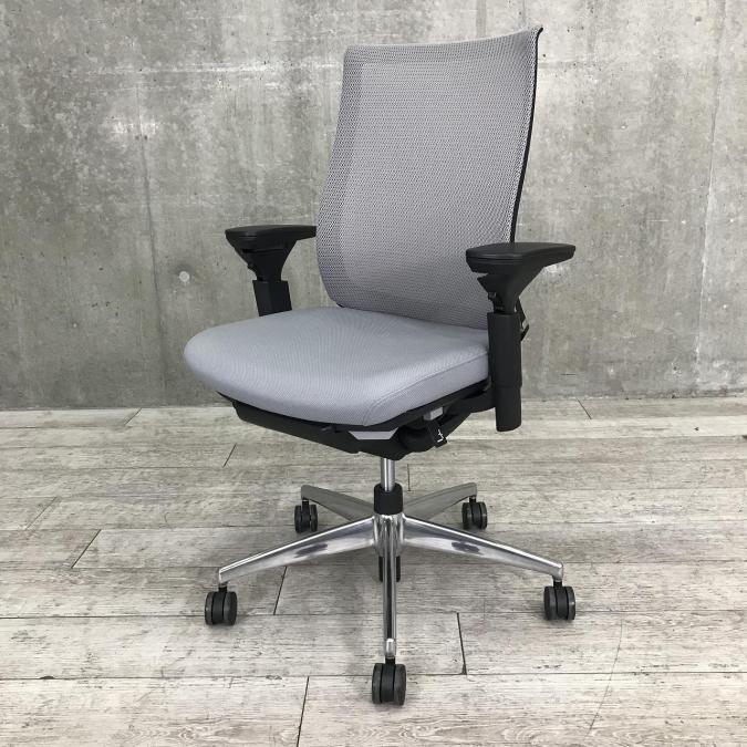 【在庫入れ替えセール！（本在庫限定）】■コクヨ（KOKUYO）ベゼル（Bezel）チェア　ハイバック　可動肘付き　■色：ソフトグレー【弊社使用欄：A00913699】
                        ベゼル アルミポリッシュ
                                    中古
            