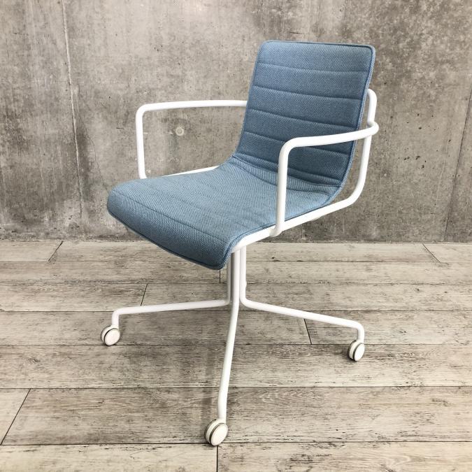 【おしゃれなミーティングチェア】コクヨ製　肘付　キャスター付き【Activity-based working】キャスター付き
                        offset frame
                                    中古
            