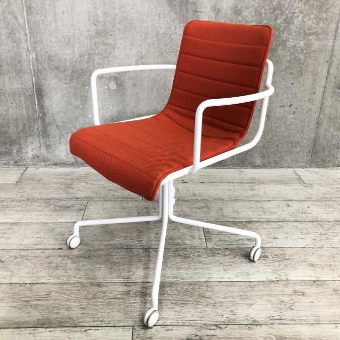 【在庫入替セール品！】【おしゃれなミーティングチェア】コクヨ製　肘付　キャスター付き【Activity-based working】キャスター付き
                        offset frame
                                    中古
            