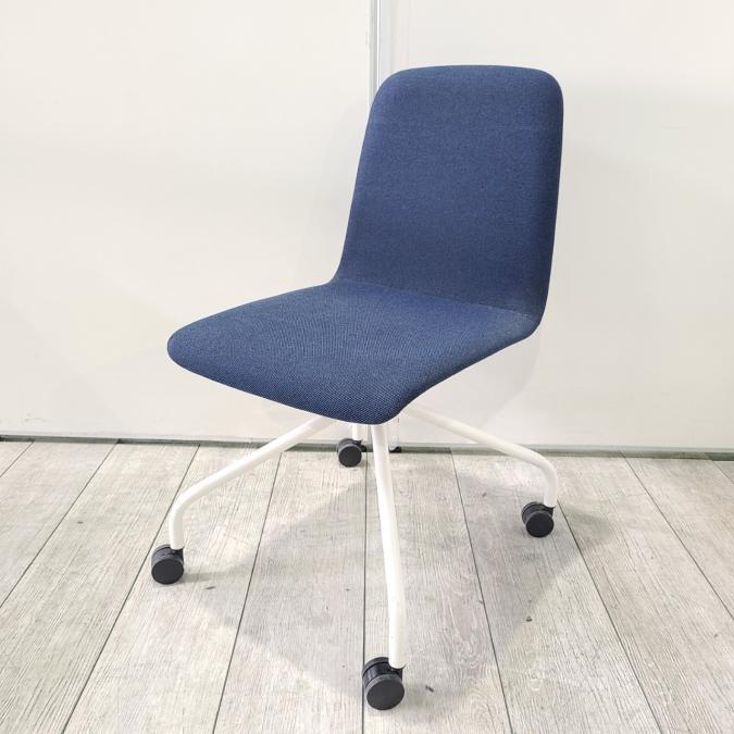 【在庫入替セール（本在庫限定価格）】【状態良好】【18脚大量入荷！！】ノットワーク　イトーキ　ブルー　ミーティング用
                        ノットワーク
                                    中古
            