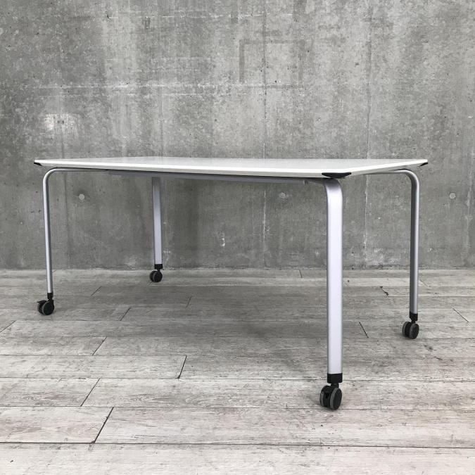 【在庫入替セール品】幅1500ｍｍホワイト天板！4本脚で使いやすい！コクヨ製の会議テーブル　キャスター付き　【J5】
コクヨ/ ALINA/T(アリーナ/ティー) /ホワイト
                        アリーナ/T
                                    中古
            