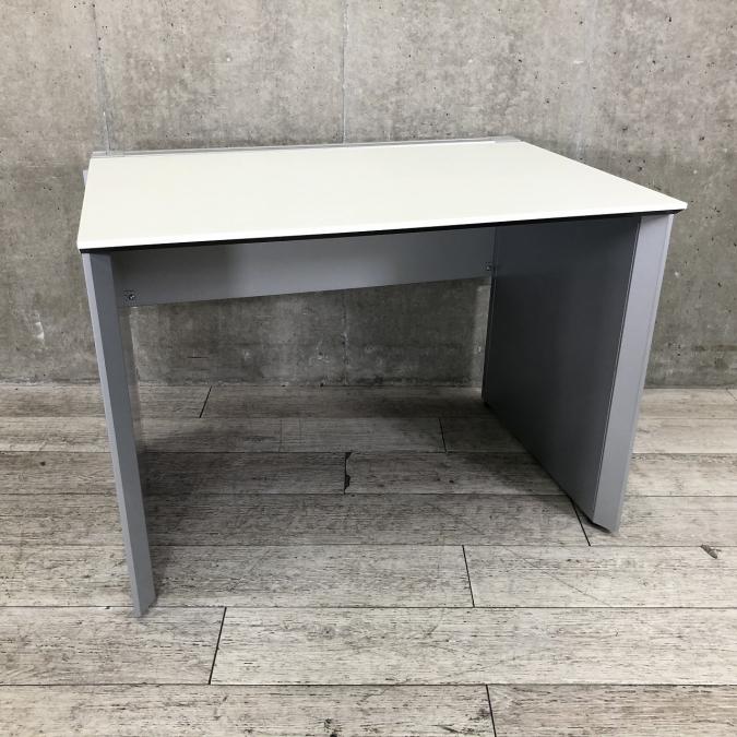 【パネル脚タイプのデスクが入荷】■コクヨ（KOKUYO）　ワークヴィスタ　平机タイプ　■横幅1000㎜　奥行　■色：ホワイト天板×シルバー脚【弊社使用欄：A00906437】
                        ワークヴィスタ
                                    中古
            