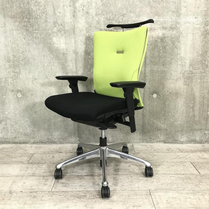 【背あてのしなやかな曲線が背中にフィット！】【快適な座り心地に高級感のあるデザインが人気！】■オカムラ（okamura）製　フィーゴ（feego）チェア　ミドルバック　■サイドファスナータイプ　コートハンガー付き　可動肘付き　■色：ライムグリーン×ブラック【弊社使用欄：A00915456】α
                        フィーゴチェア
                                    中古
            