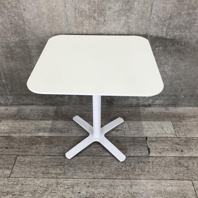 【在庫入替セール（本在庫限定価格）】■W700mm！コンパクトサイズのテーブル入荷！　■4人でちょっとしたリフレッシュスペースとして！　ホワイト
                        その他シリーズ
                                    中古
            