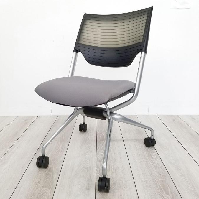 【5脚限定！！】イトーキ製のレクシブチェア！中古　ネスティング　ミーティング　キャスター付き　収納　エラストラマーバック　ホワイトグレー×ブラック
                        レクシブ
                                    中古
            