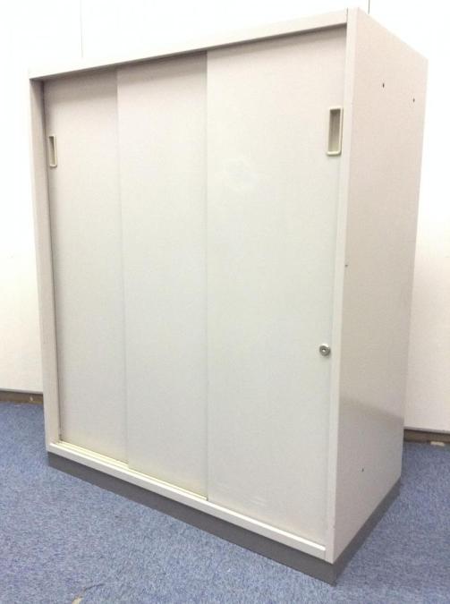 【12台ロット入荷！！】【人気の3枚引違い】扉を大きく開けますので書類整理にも便利です。内田洋行　SU-Ⅱ　グレー
                        SU-Ⅱシリーズ
                                    中古
            