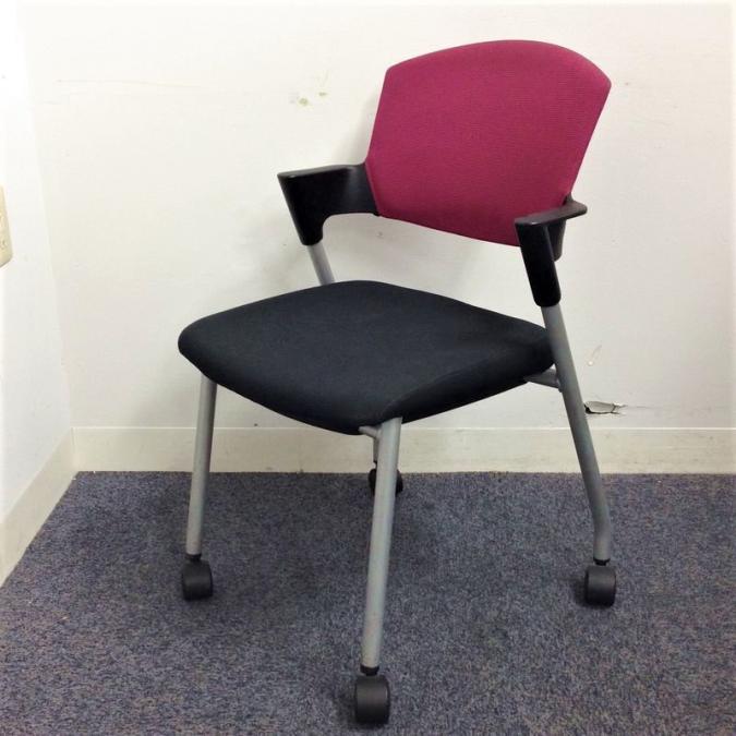 【GOOD DESIGN】快適な会議の時間を創造！人気のプロッティ！パープル色　コクヨ　スタッキングチェア　キャスター付き
                        プロッティチェア
                                    中古
            