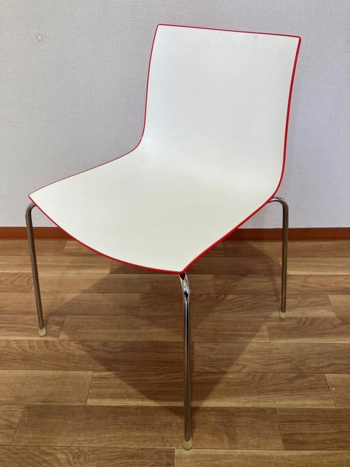 【限定4脚！海外製のデザインでオフィスの雰囲気づくり！！】アルペール　カティファ　レッド　スタッキングチェア　
                        カティファ46
                                    中古
            
