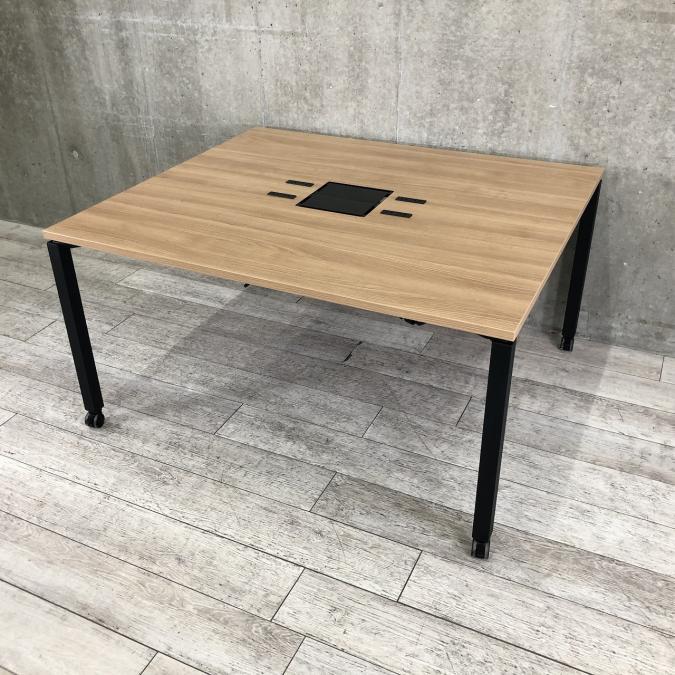 【フリーアドレスとしてもオススメ！木目カラーのW1200×1400のスクエアテーブルが入荷！】コクヨ　ワークフィット　ワークテーブル　 ナチュラル(ラスティックミディアム )　キャスター付き  【カフェ調オフィスにオススメです！】
                        ワークフィット
                                    中古
            