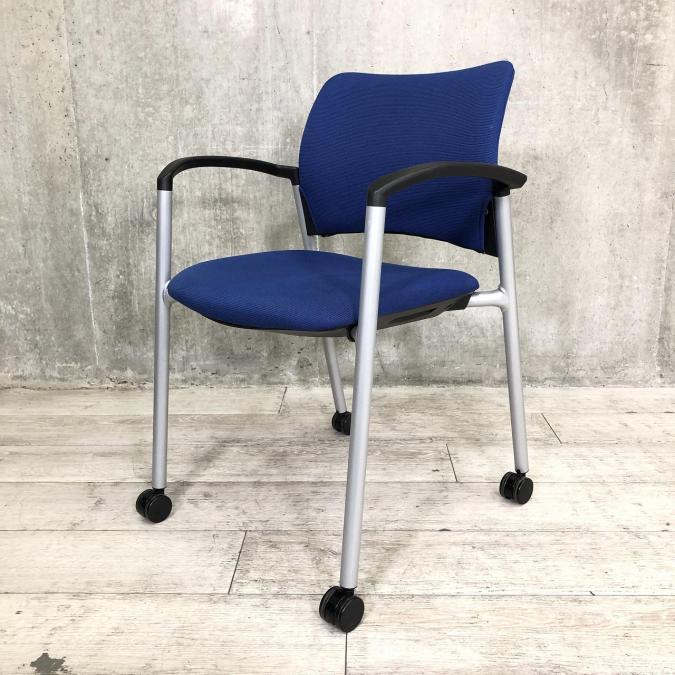珍しい肘置き付きのスタッキングチェア！
■オカムラ/8147/ブルー
                        8147シリーズ
                                    中古
            