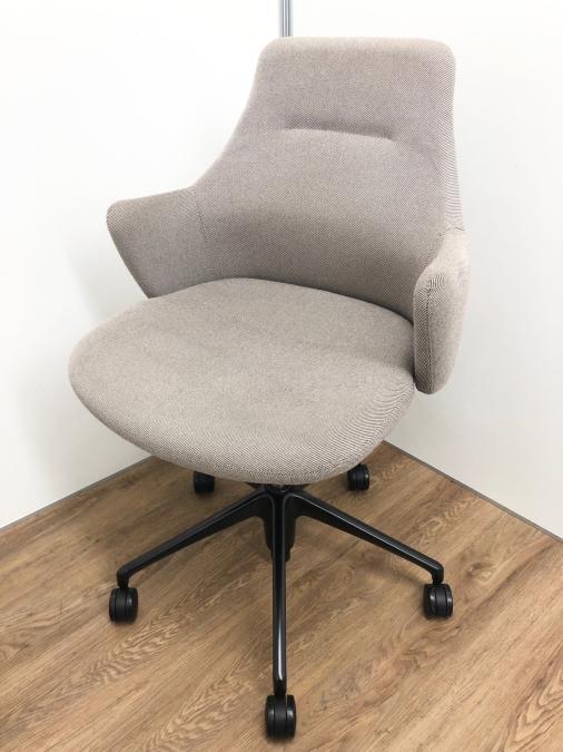 【オカムラライブス】ベージュ色で落ち着いた空間を提供します　ワークチェアローバックタイプ
                        ライブス
                                    中古
            