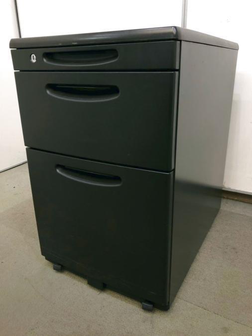 [超レア商品]重厚感溢れる3段ワゴン[ブラック色]
                        SD
                                    中古
            