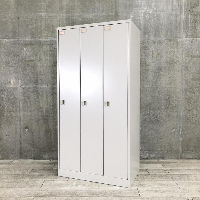 【これ１台で３人分！空間を広く使えるスリムな更衣ロッカー】■イトーキ（ITOKI）製　L型　３人用更衣ロッカー　■ホワイトグレー　【弊社使用欄：A00918661】
                        L型
                                    中古
            