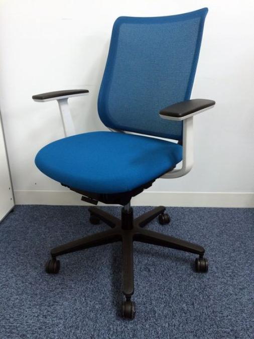 【在庫入替セール】お手頃価格のメッシュチェア　コクヨ　ミトラ　ブルー×ホワイトフレーム　T型肘付き　背もたれメッシュ
                        ミトラシリーズ
                                    中古
            