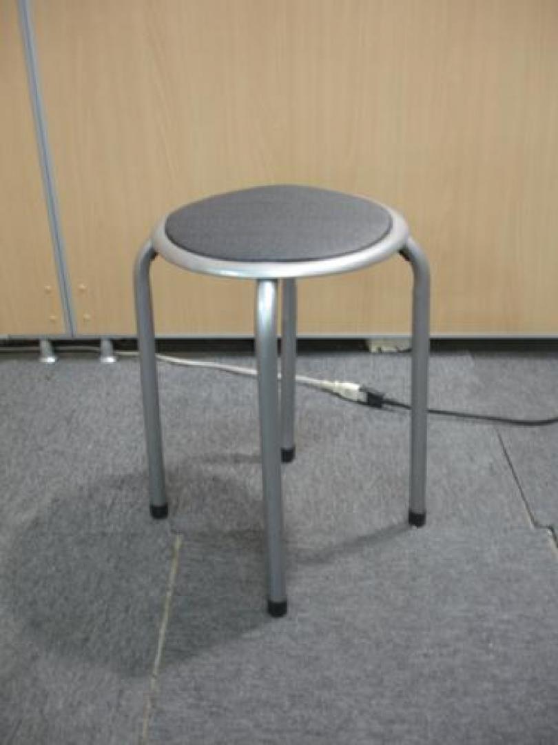 残り３脚！色ハラバラですが、ちょっとした休憩等に最適な丸椅子ございます！
                                    中古
            