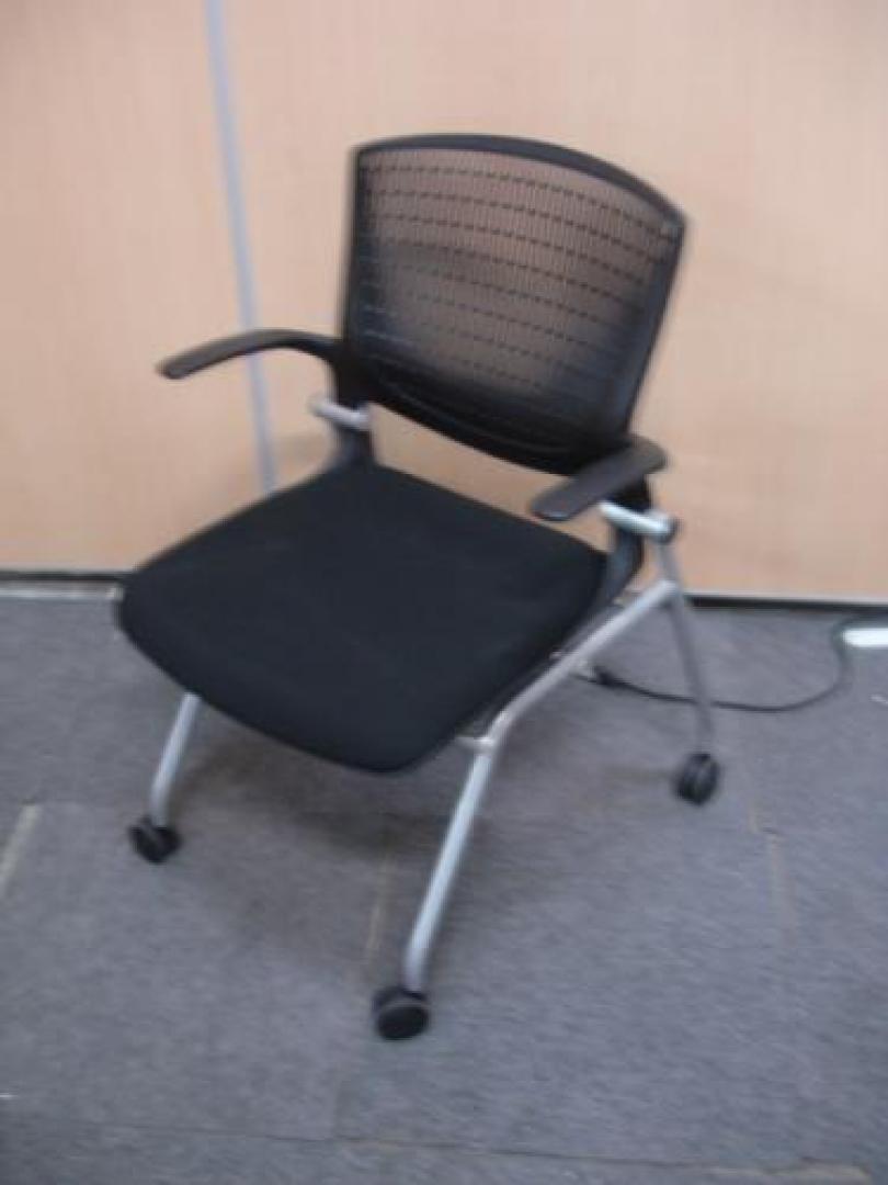 ■人気ナンバー1ネスティングチェア　肘付！OKAMURAグラータ■　ブラックカラー【会議チェア】
                                    中古
            