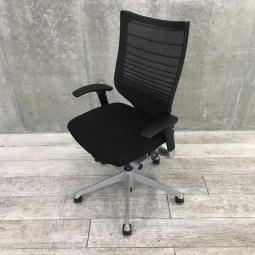 不動の人気を誇るオカムラ製の高級チェアが入荷！希少で評判の高いグラデーションメッシュ仕様！
オカムラ/バロン/ブラック　可動肘付き