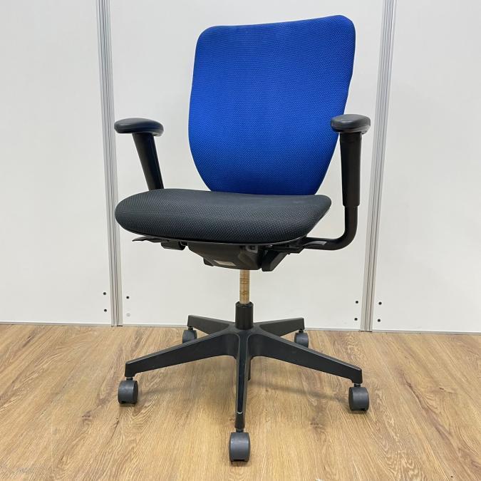イトーキ製　ミドルクラスの定番プラオシリーズ　ブルーｘブラック　可動肘　肘付きハイバックチェア！！【在庫入替品】
                        プラオチェア
                                    中古
            