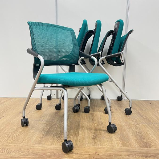 【4脚セット！！】コクヨ製　サテリテシリーズ　グリーン　創造的なコミュニケーションを積極支援するミーティングチェア　ネスティングチェア！！
                        サテリテチェア
                                    中古
            