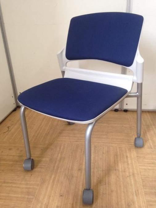 【在庫入替】片付けが楽楽！【キャスター付きなので何処でも使える！】■内田洋行製・スタッキングチェア　ブルーカラー
                        MF-180シリーズ
                                    中古
            