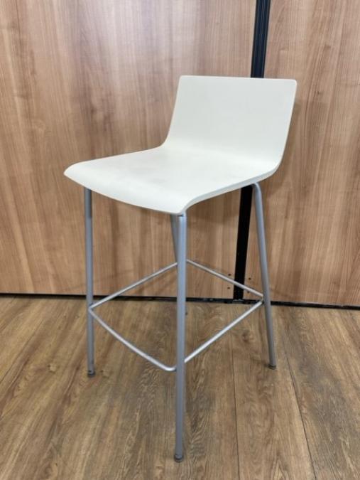 【福岡倉庫在庫】【ハイテーブルとの相性抜群！休憩室にいかがでしょうか】オカムラ　ハイチェア　カウンターチェア　ホワイト　
                        その他シリーズ
                                    中古
            
