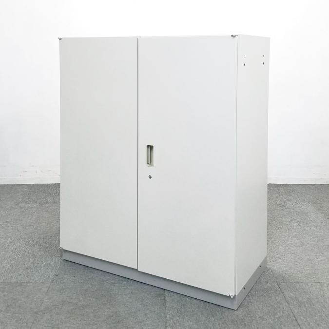 【書類の収納スペースを増やしたい方に！　収納力抜群な観音開きタイプのキャビネット】■ITOKI（イトーキ） シンライン（Thin Line） 両開き戸タイプ　書庫　■色：グレー　【弊社使用欄：A00922524】
                        シンライン
                                    中古
            