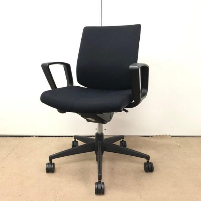 これを選べば間違いなし！？なスタンダードチェアです。
■コクヨ/ウィザード2/ブラック/肘付
                        ウィザード2
                                    中古
            