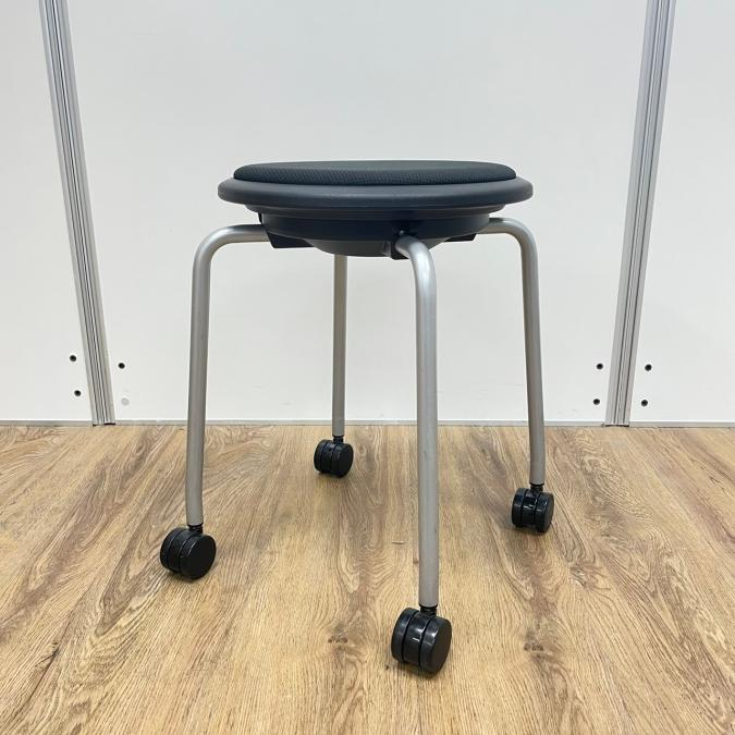 【商品入替のため、5脚限り】【レア】オカムラ製　ブラックカラー　キャスター付き　回転スツール　多目的チェア！！
                        その他シリーズ
                                    中古
            