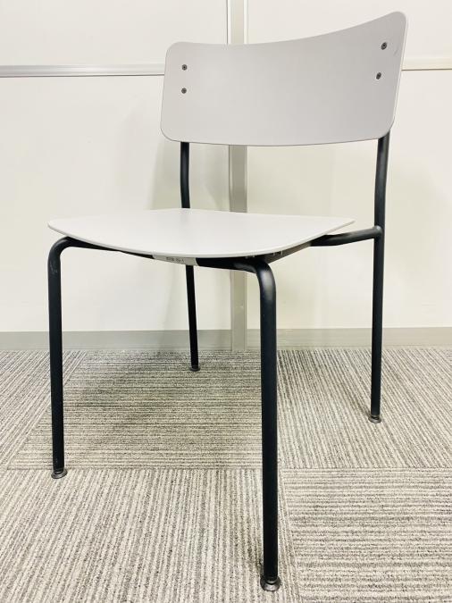 【オシャレなデザイン！】■コクヨ製　プロッカシリーズ　スタッキングチェア　■リフレッシュスペースにもフィット！
                        その他シリーズ
                                    中古
            