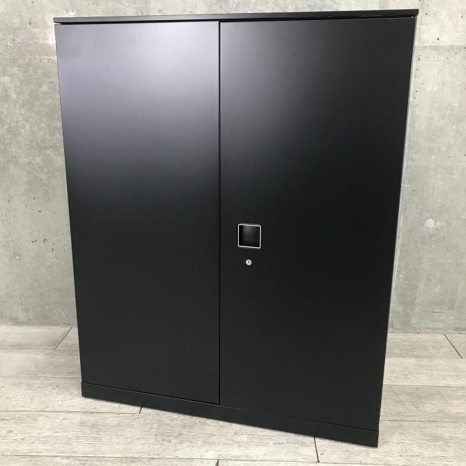 スタイリッシュかつエグゼクティブなオフィス空間｜レクトラインブラックタイプ　両開き扉　鍵付き　ブラック天板付き※表面色合褪せあり　
                        レクトライン
                                    中古
            